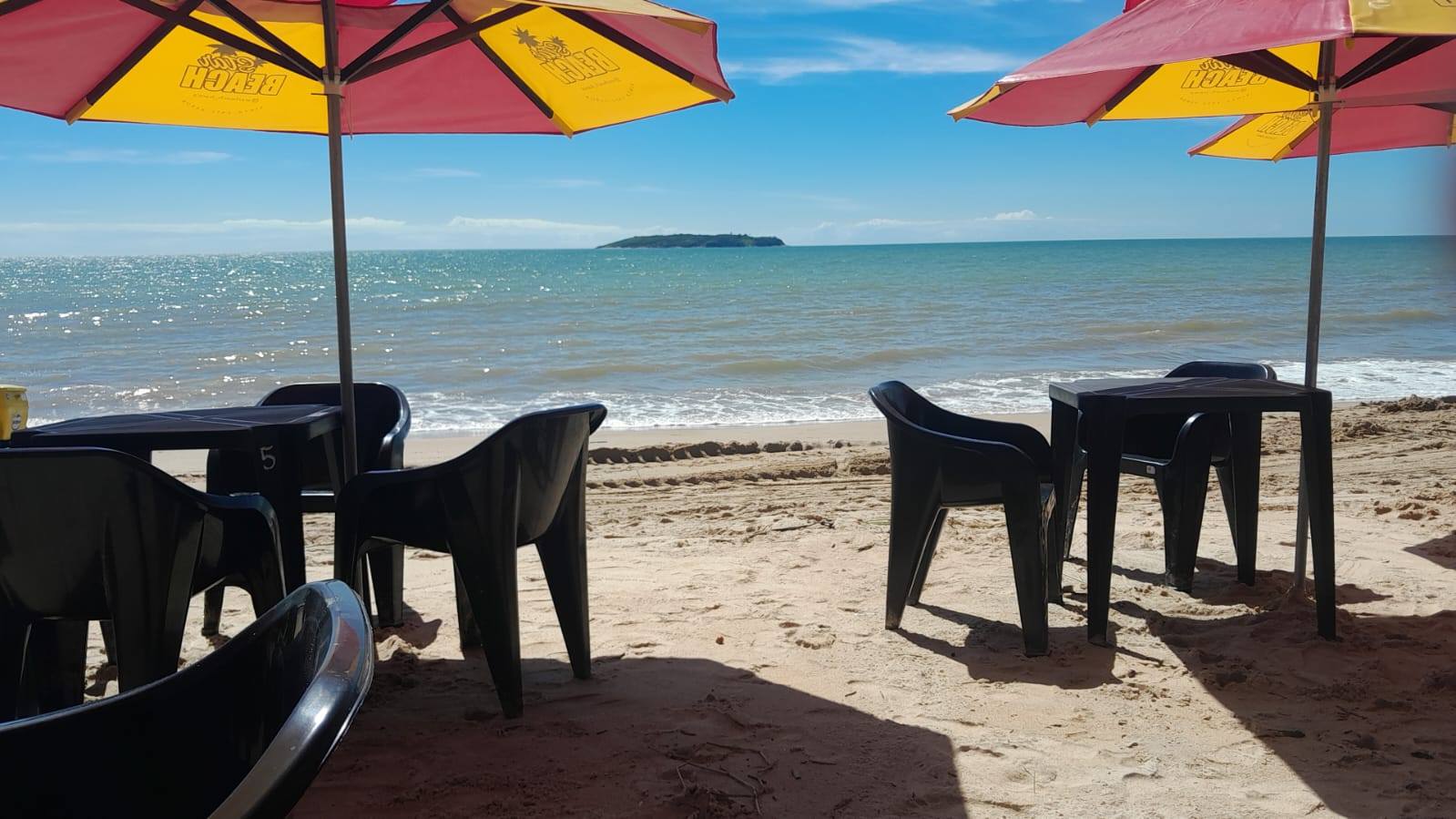 Praia com cadeiras