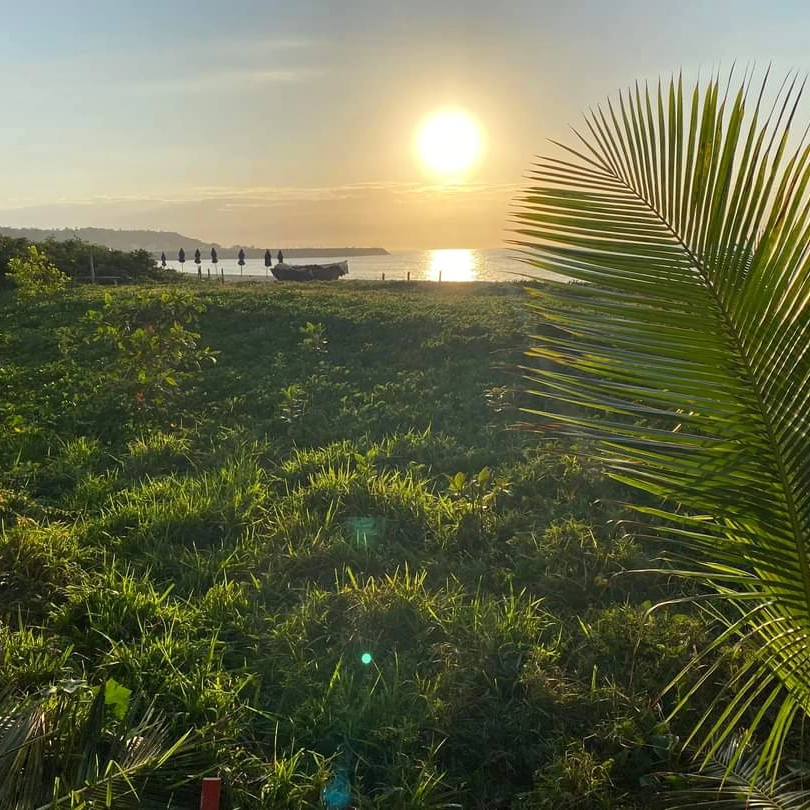 Praia ao pôr do sol